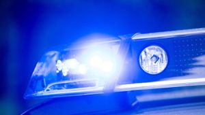 Stuttgarter Polizei sucht Zeugen: 14-Jährige mit Messer bedroht und ausgeraubt – Täter erbeuten drei Euro