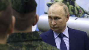 Russlands Präsident Vladimir Putin  Moskau hat Großbritannien mit Vergeltung gedroht, sollte die Ukraine mit britischen Raketen russisches Territorium angreifen. Foto: dpa/Sergei Karpukhin