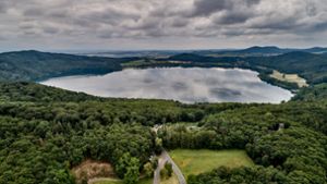 Der Lacher See bei Wassenach: Der Eifel-Vulkanismus ist noch aktiv. Foto: dpa/Thomas Frey