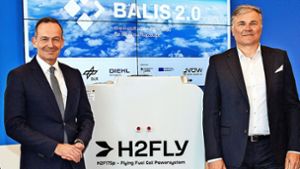 Verkehrsminister Volker Wissing (l.) und H2fly- Mitgründer Josef Kallo bei der Übergabe des Förderbescheids am Stuttgarter Flughafen Foto: Ines / Rudel