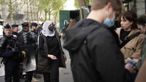 In Paris hat die Polizei ein propalästinensisches Protestcamp vor der Elite-Universität Sciences Po geräumt. Foto: dpa/Christophe Ena